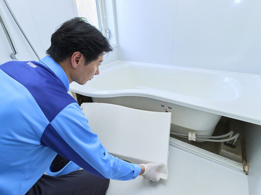 浴槽エプロンを外して内部を洗浄しているところ