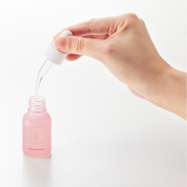 スポイトで取り出すピュアエッセンシャル オイル