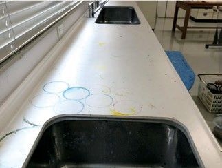 サービス前の人工大理石製天板