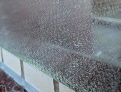 水アカがついたサービス前の鏡