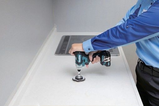 人工大理石製天板の研磨作業