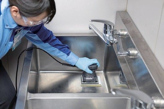 ステンレス製シンクの研磨作業