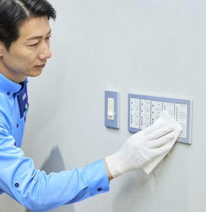 事業所用_日常清掃サービス_スイッチ_男性_サービスシーン_2025