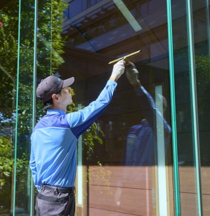 事業所用_ガラスクリーニング_男性_サービスシーン_2025