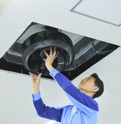 事業所用_業務用エアコンクリーニング_分解_男性_サービスシーン_2025